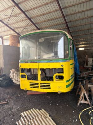 un bus jaune garé à l'intérieur d'un bâtiment