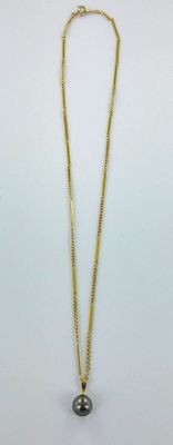 collier avec une perle noire sur une chaîne en or