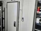 une photo d'un réfrigérateur dans une pièce très encombrée