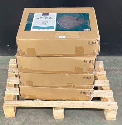 des cartons empilés sur une palette posée sur une palette en bois