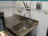 un évier et un micro-ondes dans une petite cuisine