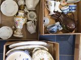 deux cartons remplis de différents types d'assiettes et de tasses