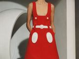 une image représentant une femme vêtue d'une robe rouge et de bottes blanches