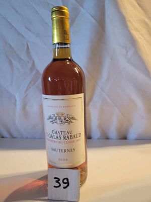 une bouteille de vin posée sur une table, avec une étiquette de prix dessus