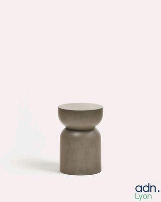 une image représentant un petit tabouret en béton