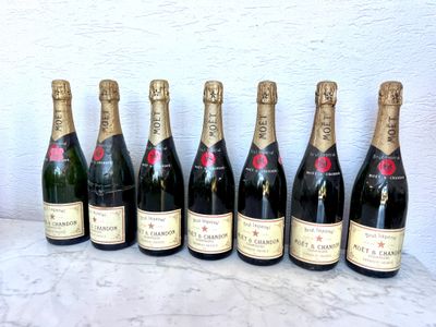 six bouteilles de champagne alignées sur une table