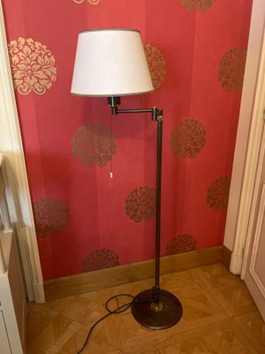 une lampe qui se trouve sur un support dans une pièce