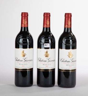 trois bouteilles de vin rouge posées côte à côte sur une table