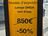 une affiche sur le côté d'un bus annonçant une promotion