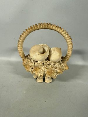 un petit panier contenant deux peluches