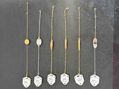 Plusieurs types de colliers sont présentés sur un fond noir