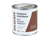 le pot de peinture est marron et blanc, avec une bande marron