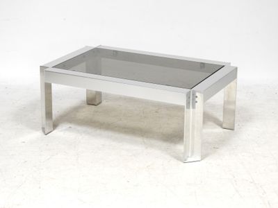 table basse chromée avec plateau en verre et pieds en métal
