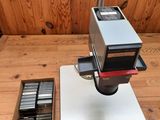 une machine posée sur une table en bois