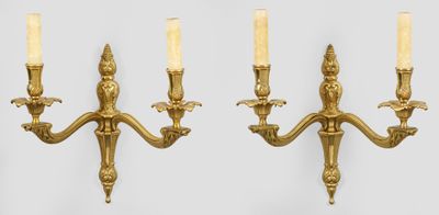paire d'appliques murales antiques en laiton avec bougies sur chacune d'elles