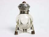 une image représentant une salière en argent et en verre sur fond blanc
