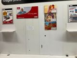 un présentoir de magazines accroché au mur d'un magasin