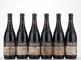 six bouteilles de vin alignées sur une table