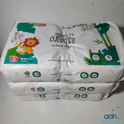 deux rouleaux de papier toilette posés l'un sur l'autre