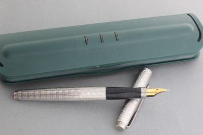 un stylo et un porte-stylo posés sur une table