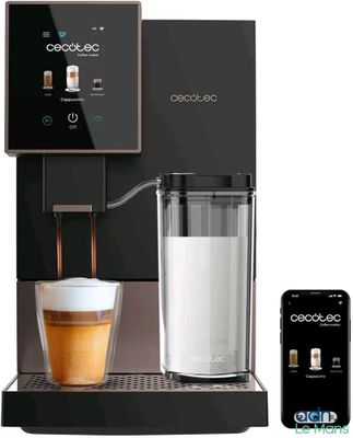 une image représentant une machine à café avec un verre de lait à côté