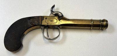 un vieux fusil exposé sur une table