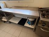une cuisine équipée d'une cuisinière, d'un évier et d'un four