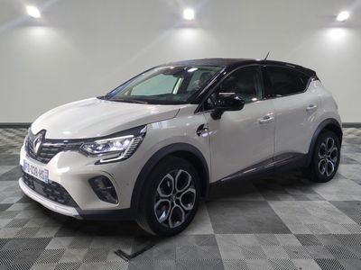 Le nouveau SUV Toyota C-HR est garé dans un showroom