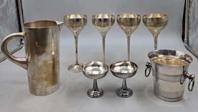 beaucoup d'objets en argent posés sur une table