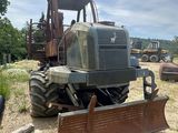 un tracteur équipé d'une charrue, dans la terre