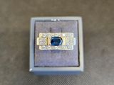 une bague qui se trouve dans une boîte sur une table