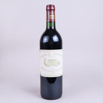 gros plan d'une bouteille de vin rouge sur fond blanc