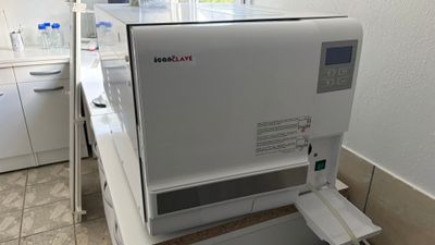 une machine qui se trouve dans un coin de la cuisine