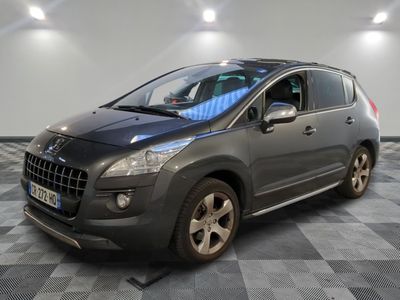 la voiture grise est garée dans le garage sur le sol en damier
