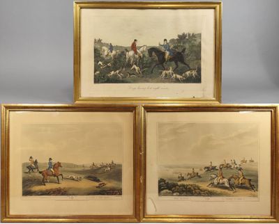 trois reproductions encadrées représentant une scène de chasse avec un cheval et des chiens de chasse