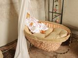 un bébé allongé dans un panier dans un coin de la pièce