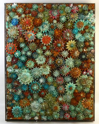 un gros plan d'une peinture représentant des fleurs sur un mur