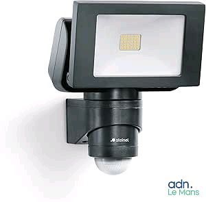une image montrant un gros plan d'une lampe fixée au mur
