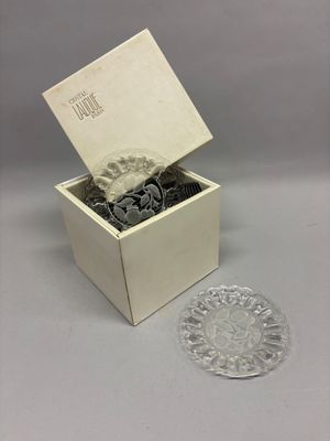 une boîte blanche contenant un dessous de verre en verre
