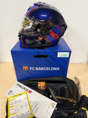une boîte bleue surmontée d'un casque bleu