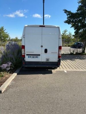 une camionnette blanche garée dans un parking