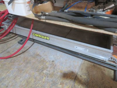 une image d'une machine qui travaille sur un morceau de bois