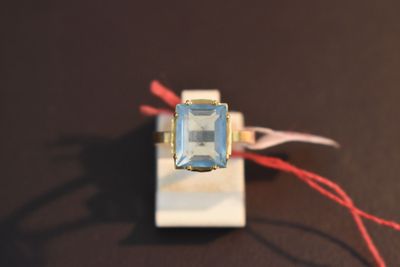 une bague avec une topaze bleue montée sur un fil