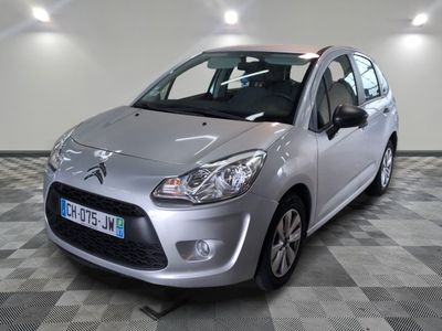 la petite voiture argentée est garée sur un carrelage à carreaux