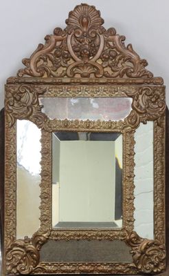 un miroir posé sur une table