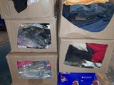 plusieurs cartons empilés les uns sur les autres dans un entrepôt