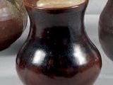 trois vases posés sur une table