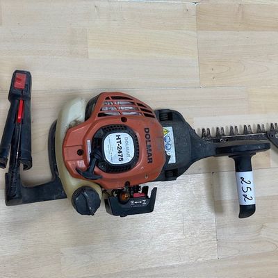 une photo d'une tondeuse à gazon filaire et d'une tondeuse à gazon filaire posée sur un parquet