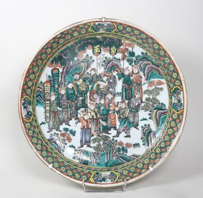 une image représentant une assiette sur laquelle figurent des personnes et des animaux