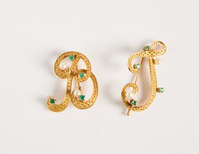 deux paires de boucles d'oreilles ornées de perles et de pierres vertes sur un fond blanc